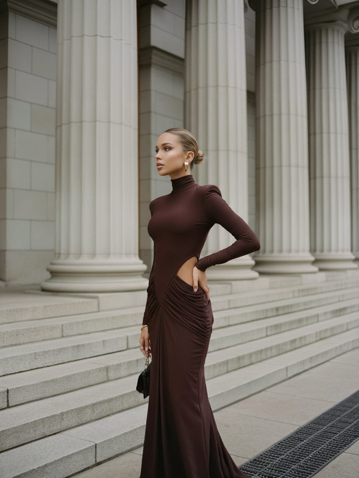 ARIA – Elegancka Sukienka Maxi z Efektownym Wycięciem i Modelującym Marszczeniem