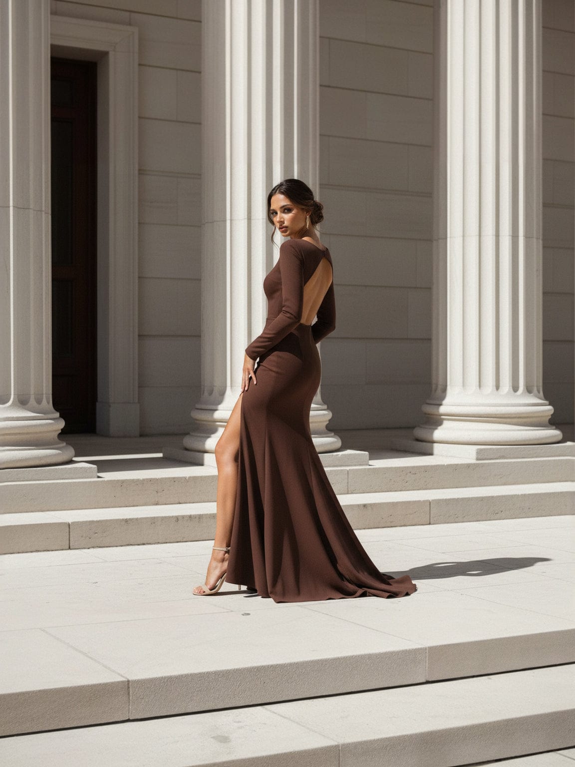 CHLOE Czekoladowa Długa Sukienka z Rozcięciem i Odkrytymi Plecami