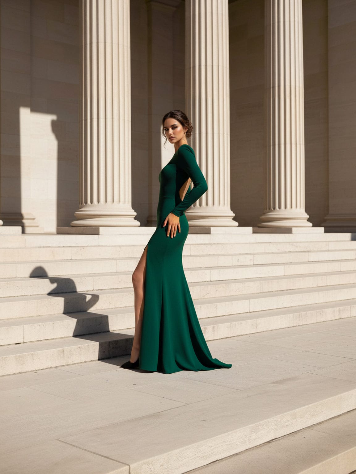 CHLOE Zielona Długa Sukienka z Rozcięciem i Odkrytymi Plecami