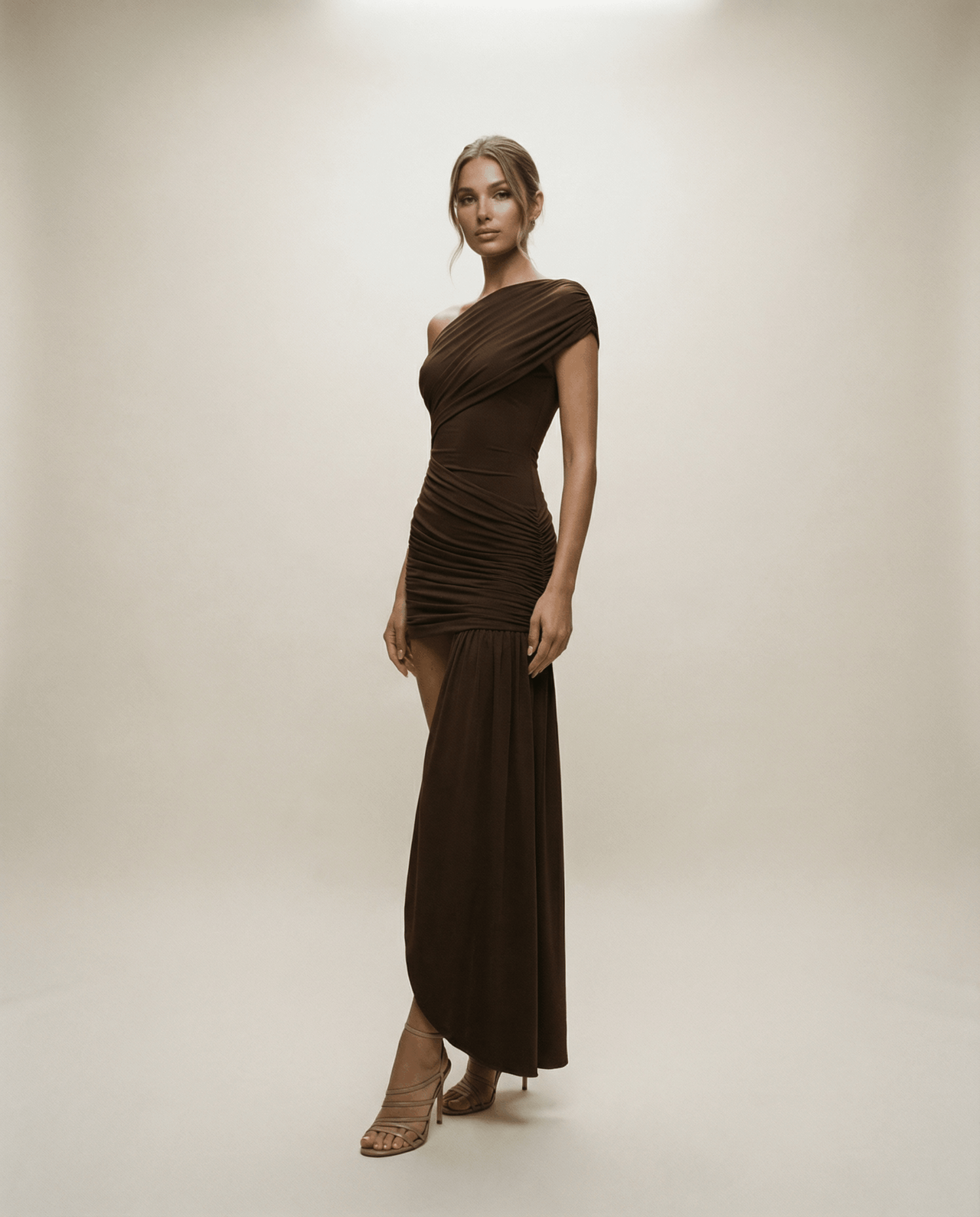 Cloud Wear GWEN – Asymetryczna Sukienka Mini z  Marszczeniami i Dekoracyjnym Trenem Czekoladowy