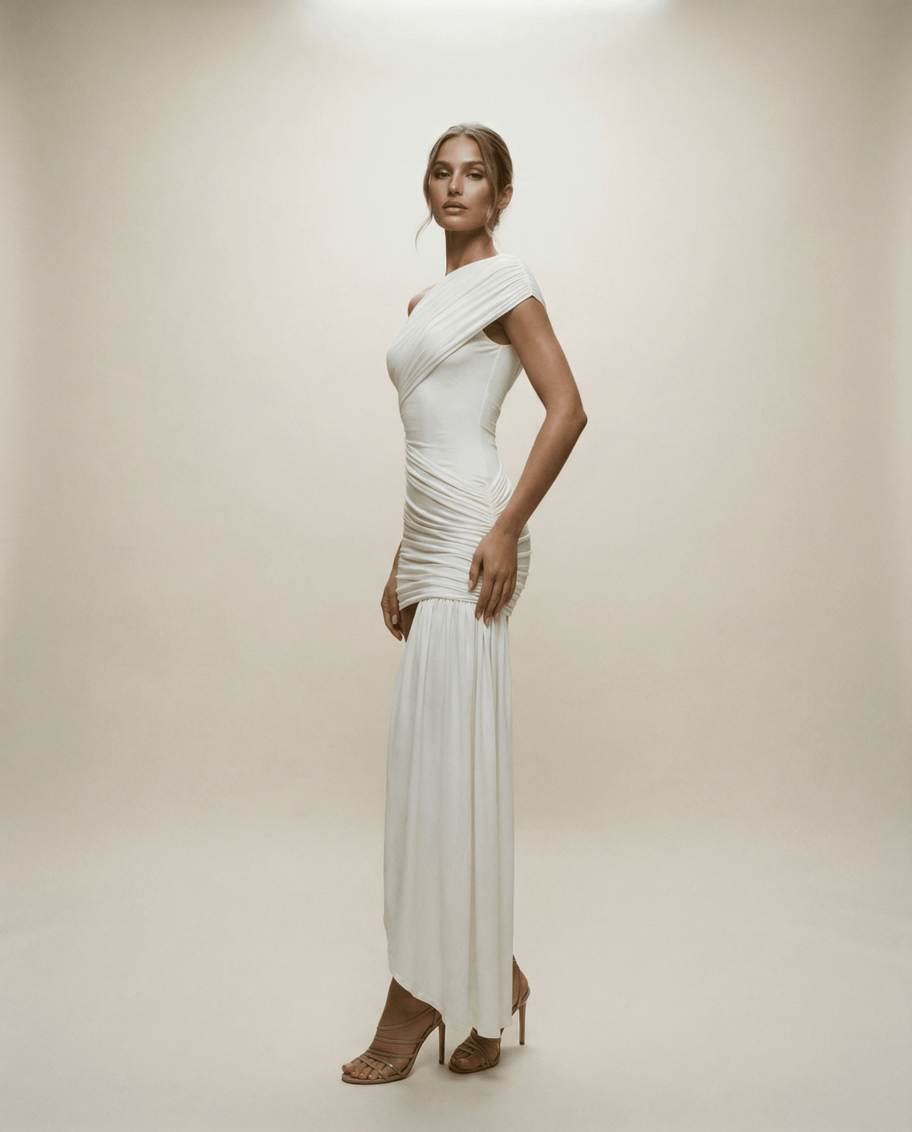 Cloud Wear GWEN – Asymetryczna Sukienka Mini z  Marszczeniami i Dekoracyjnym Trenem Ecru