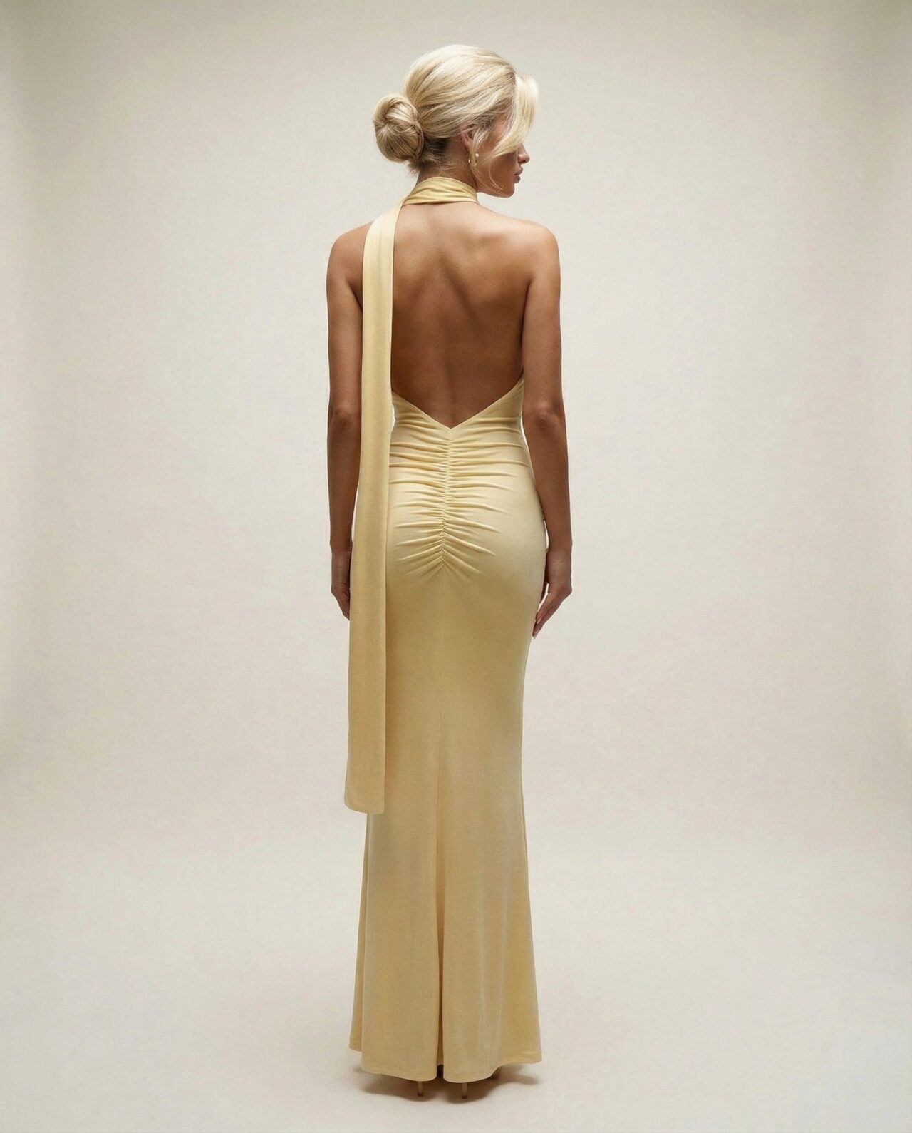 Cloud Wear LAURA - Długa Sukienka z Odkrytymi Plecami i Eleganckim Szalem Żółty