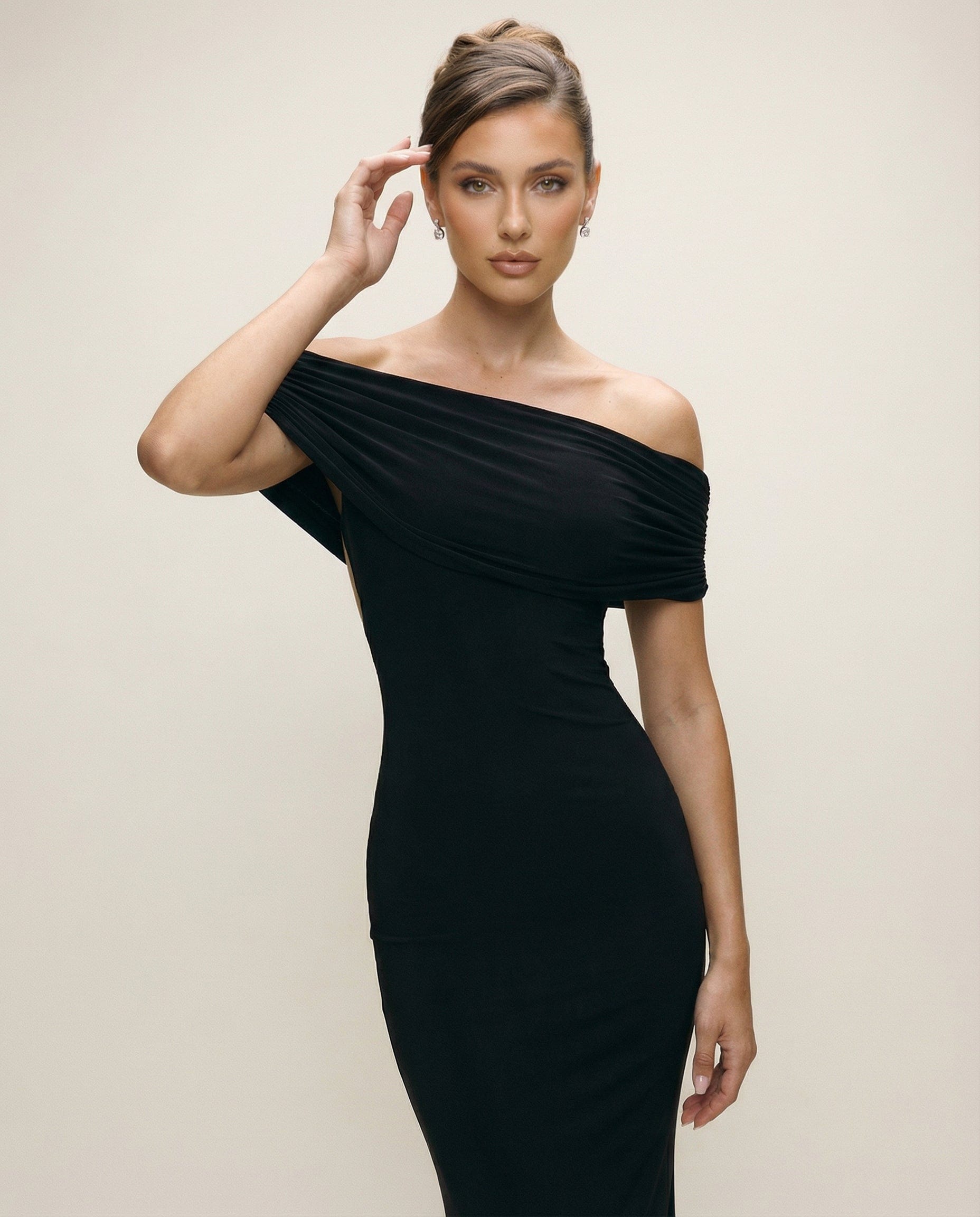 LIVIA – Długa Elegancka Sukienka Hiszpanka z Odkrytymi Plecami Czarny