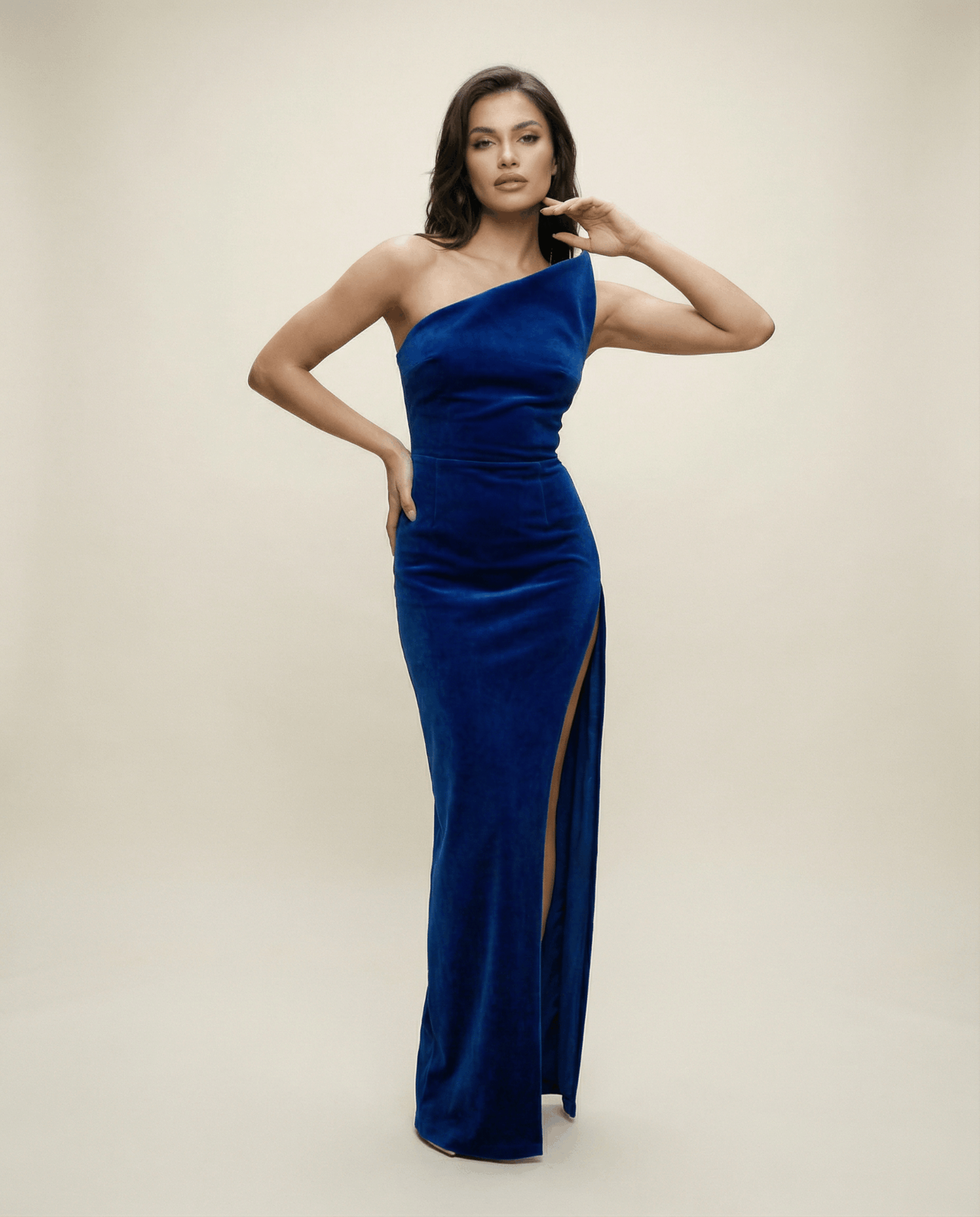 Cloud Wear LORIS Kobaltowa Welurowa Sukienka Maxi z Konstrukcyjnym Dekoltem