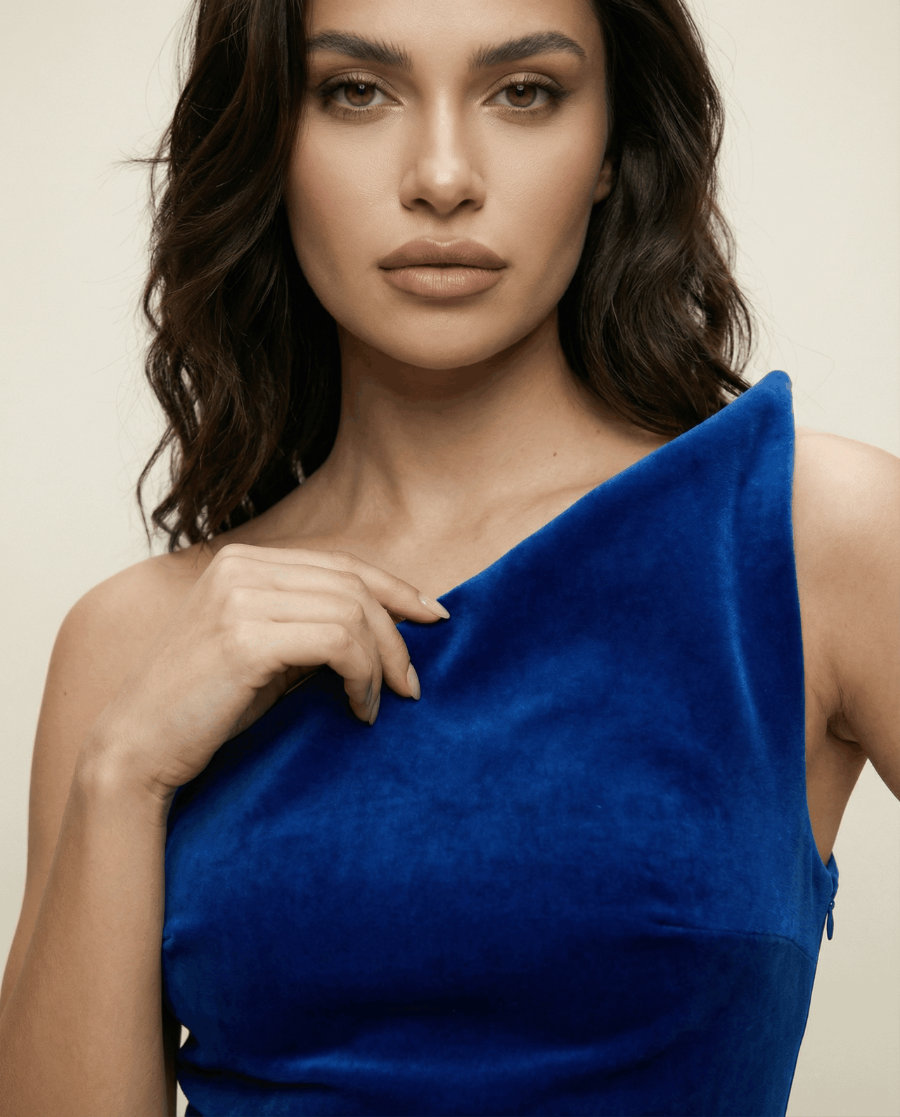 Cloud Wear LORIS Kobaltowa Welurowa Sukienka Maxi z Konstrukcyjnym Dekoltem