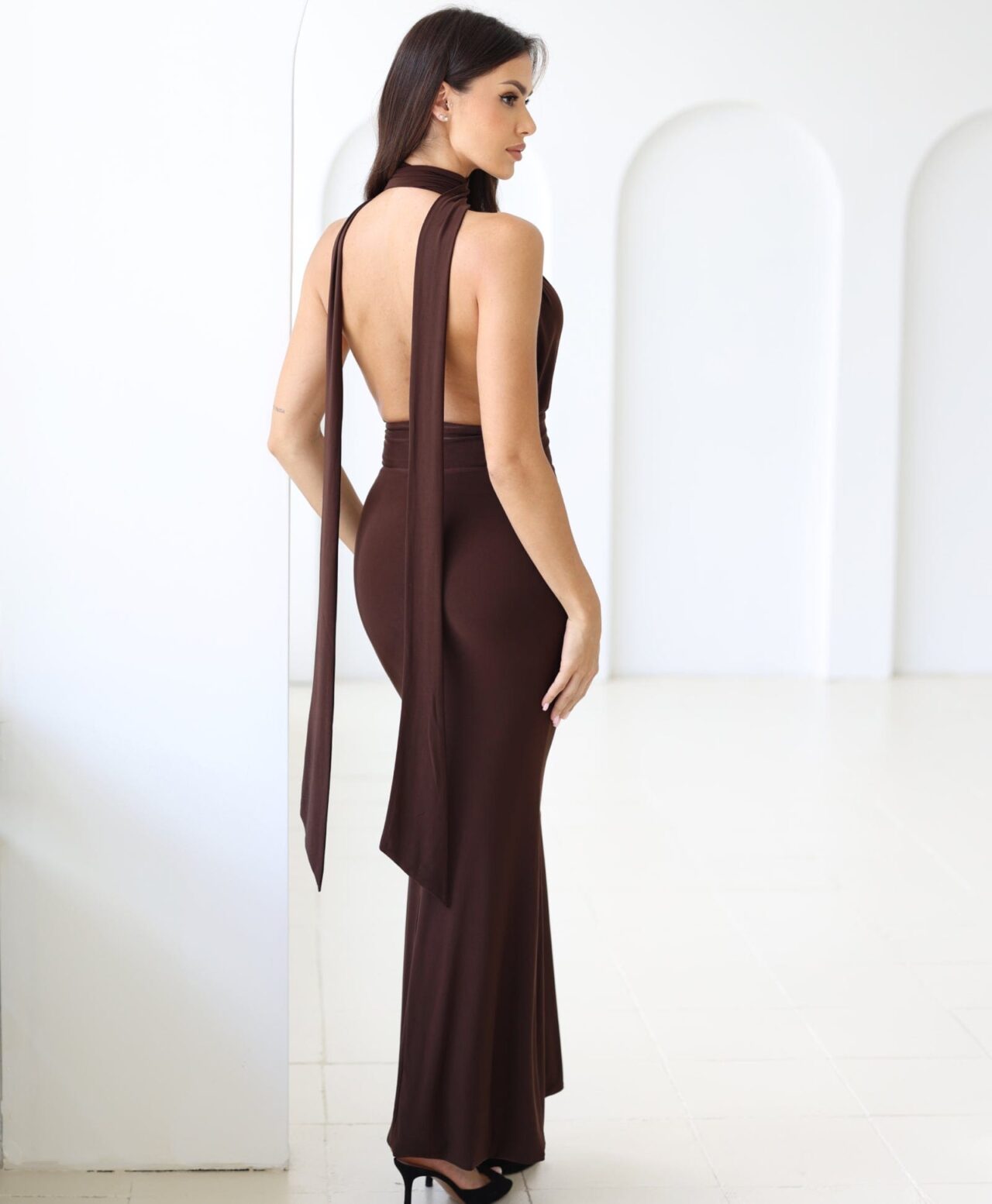 Cloud Wear NAYA Czekoladowa Sukienka Maxi z Dekoltem i Wiązaniem na Szyi