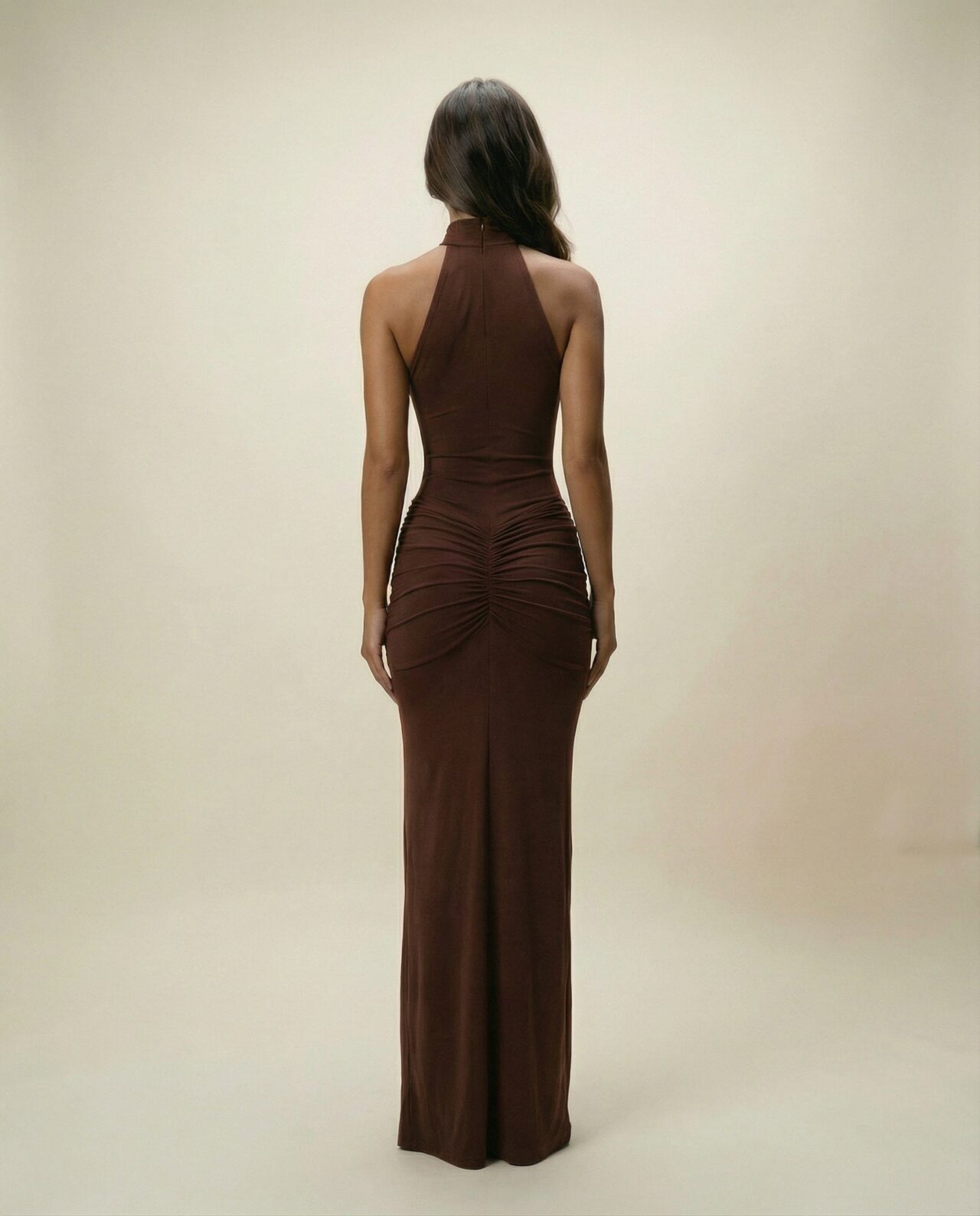 Cloud Wear SERENA – Sukienka Maxi z Marszczeniem i Zabudowaną Górą Czekoladowy