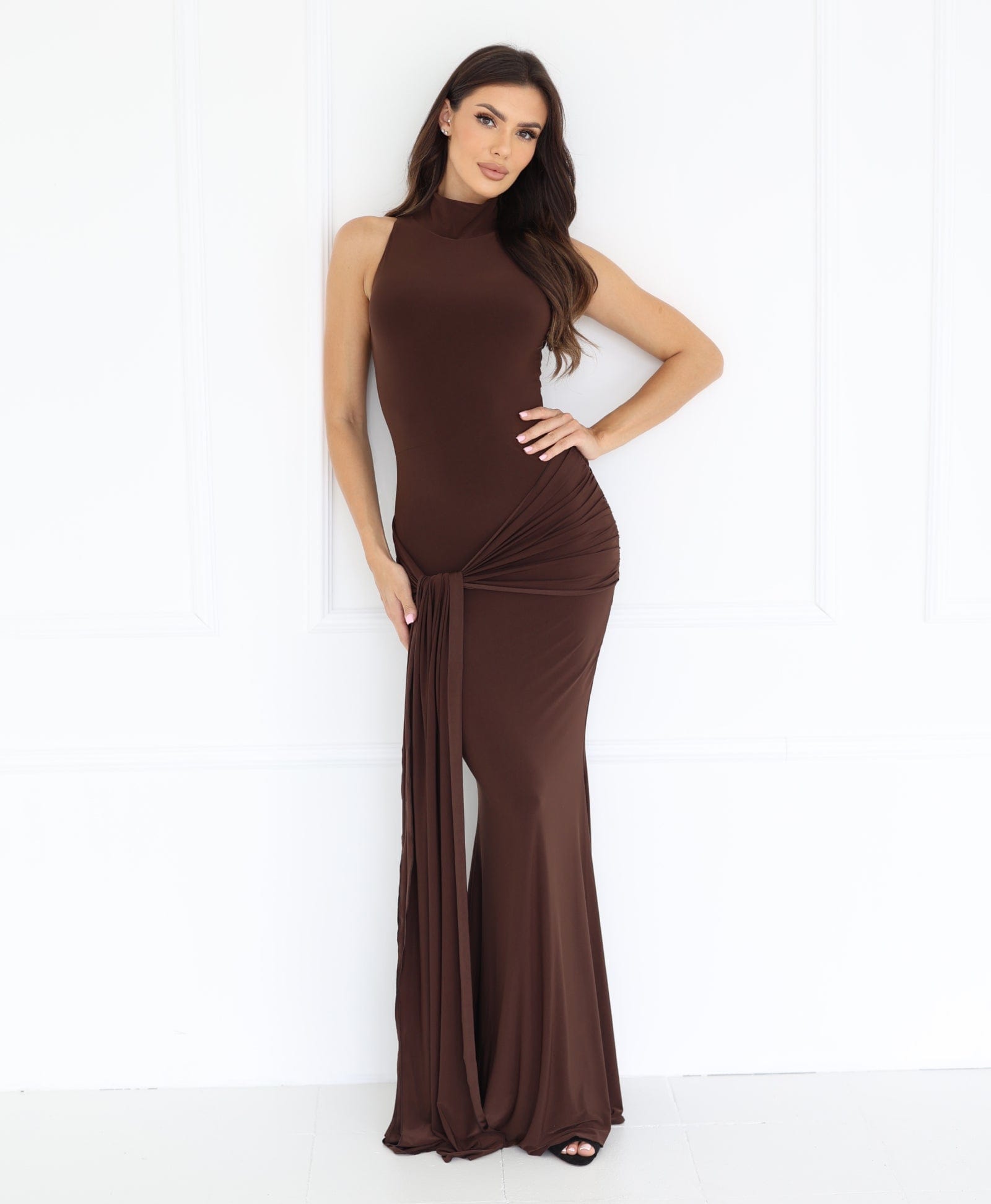 SYNTHIA Czekoladowa Sukienka Maxi z Golfem i Wiązanym Szalem na Biodrach