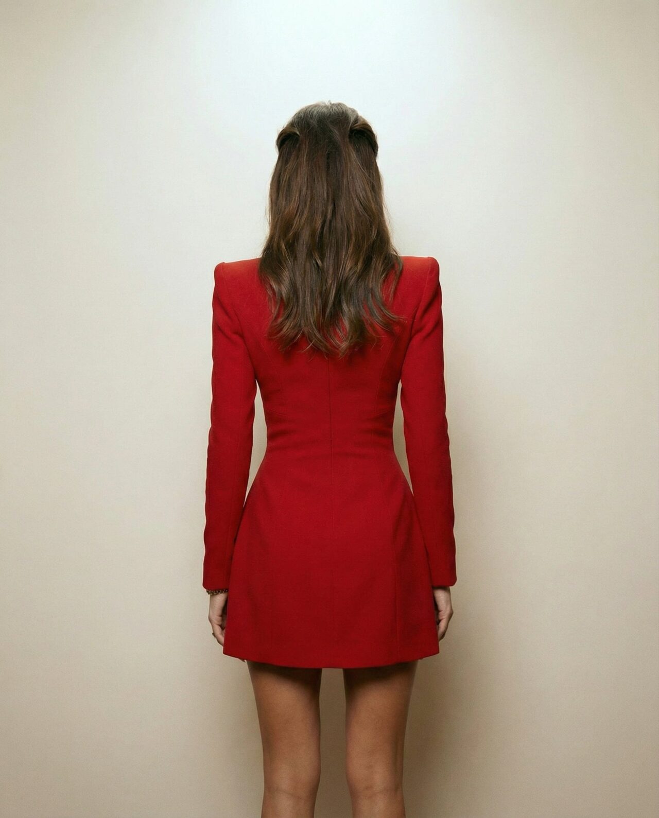 Cloud Wear VALERIA Czerwona Sukienka Mini z Wycięciem w Dekolcie i Podkreśloną linią Ramion