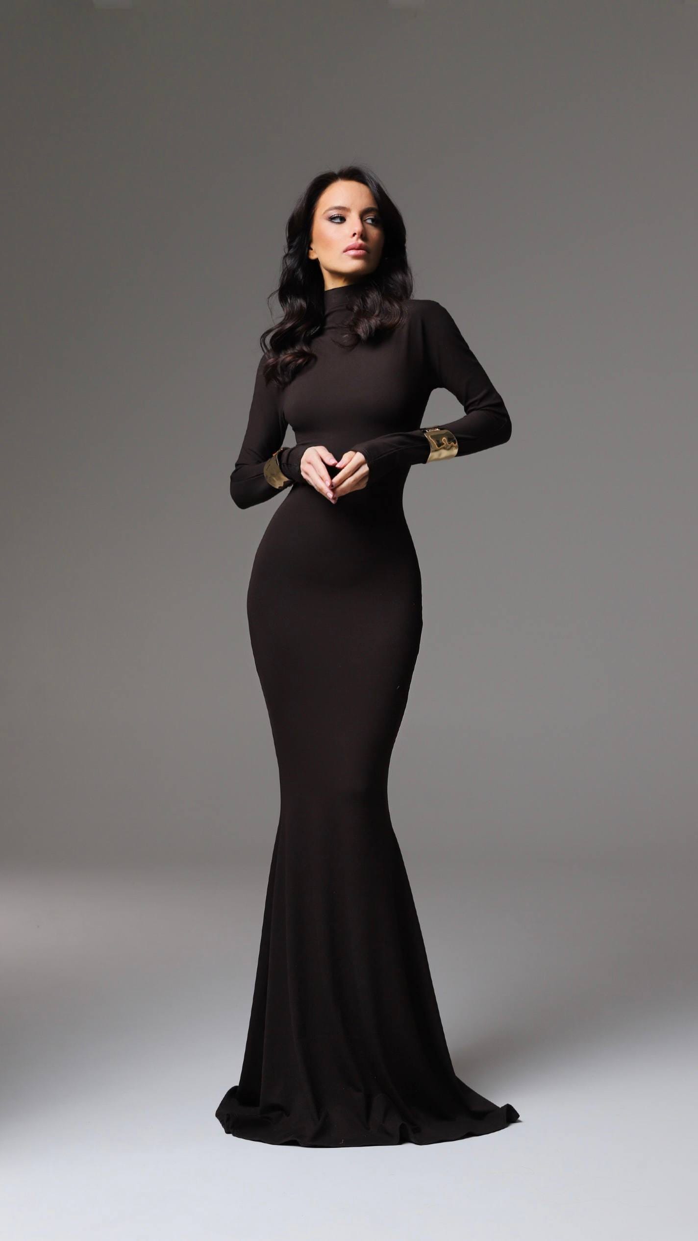 NORA Klasyczna Dopasowana Sukienka Maxi z Długim Rękawem