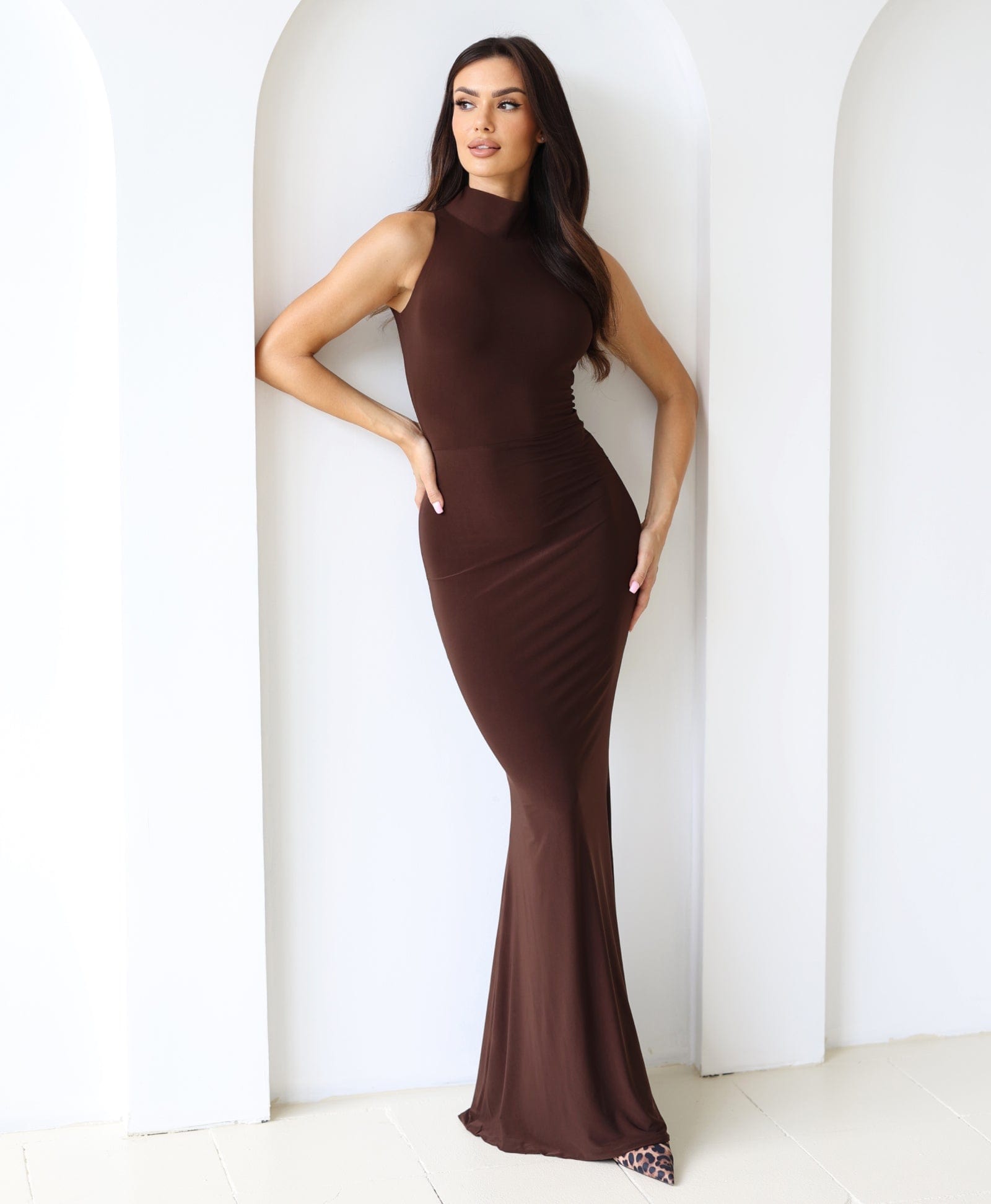 ZAYA – Czekoladowa Sukienka Maxi ze Stójką i Syrenim Dołem